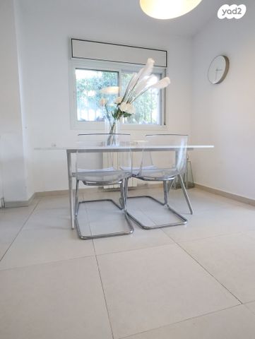 דופלקס, שכונה ז', מבשרת ציון