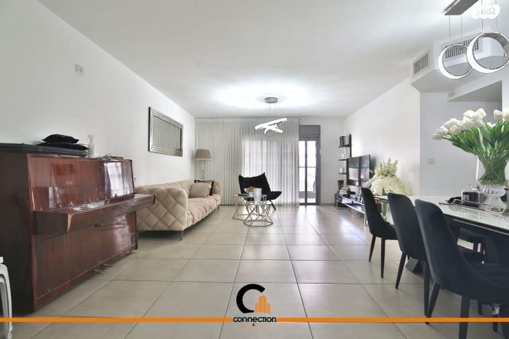 דירה, שלום שבזי, משכנות האומנים, קרית מוצקין