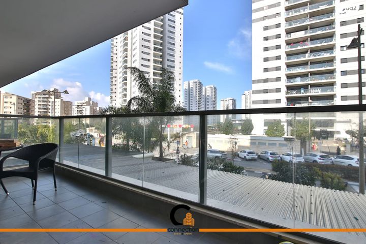 דירה, שלום שבזי, משכנות האומנים, קרית מוצקין