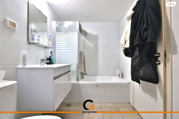 דירה, שלום שבזי, משכנות האומנים, קרית מוצקין