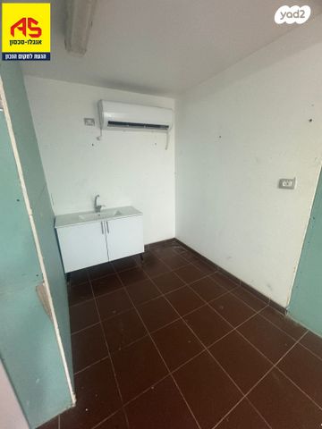 מחסנים, הפורצים, רמת אפרים, נתניה