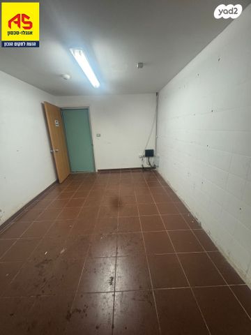 מחסנים, הפורצים, רמת אפרים, נתניה