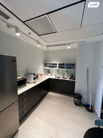 משרדים, יגאל אלון, ביצרון ורמת ישראל, תל אביב יפו