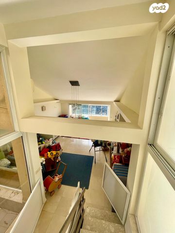 דו משפחתי, אסתר רבין, הוד הכרמל, דניה, חיפה