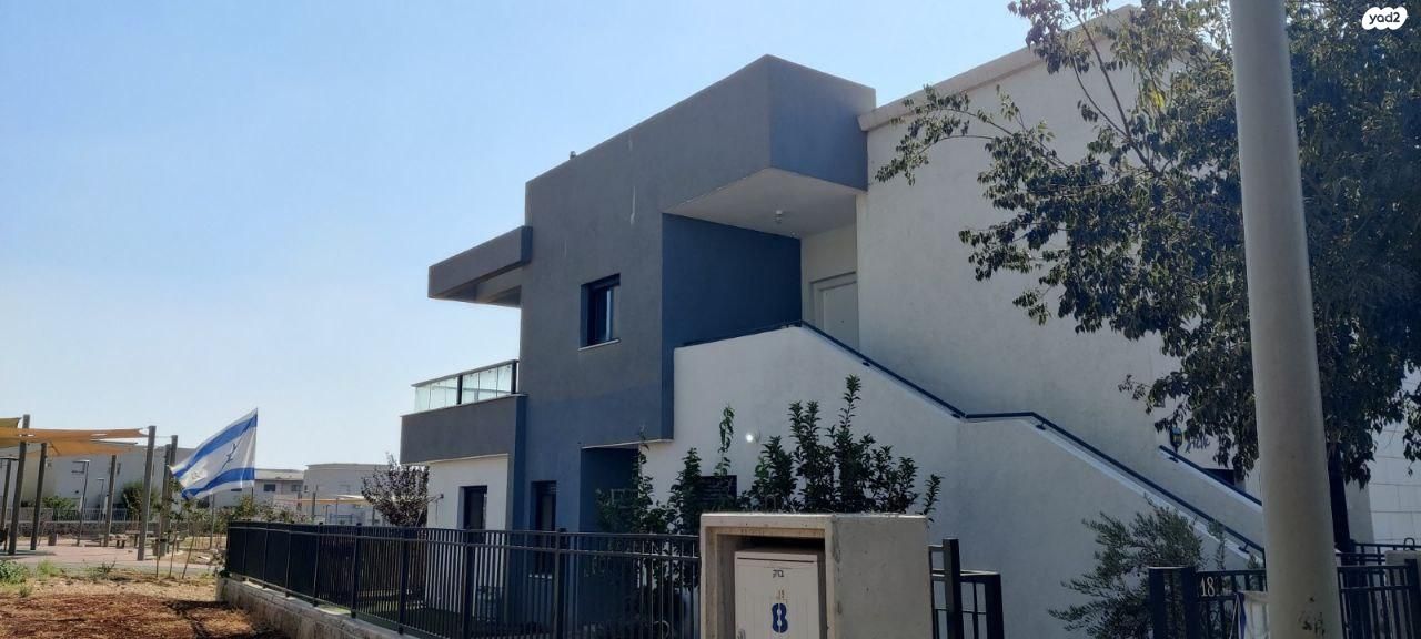 ענבר 18