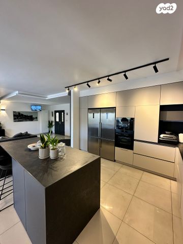 דופלקס, האמהות, שיכון עובדים, טבריה