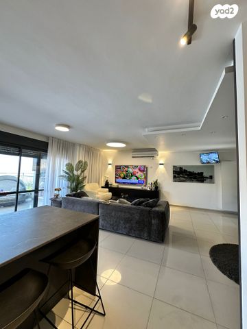 דופלקס, האמהות, שיכון עובדים, טבריה