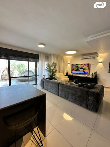 דופלקס, האמהות, שיכון עובדים, טבריה