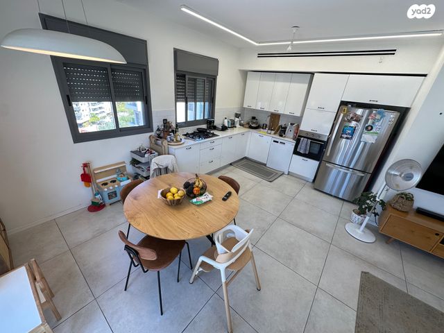 גג/ פנטהאוז, איתמר, חרוזים, רמת גן