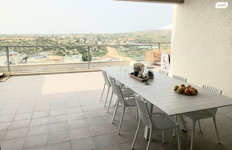 דירת גן, אורנית