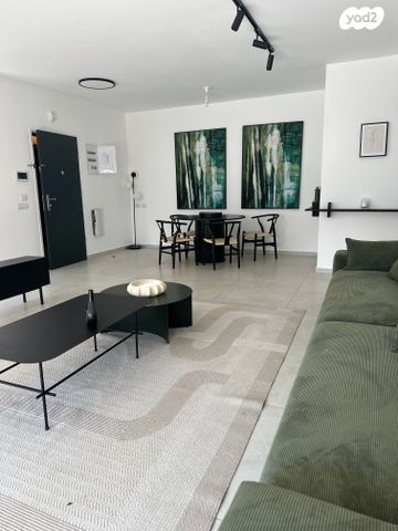 דירה, צור יצחק