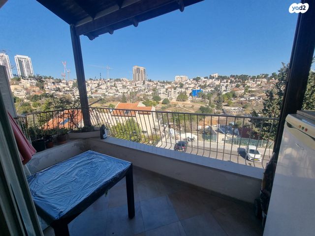 דו משפחתי, הצלף, עיר גנים, ירושלים