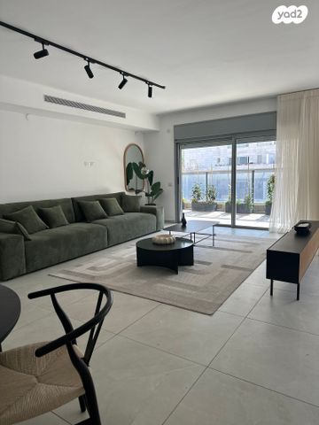 דירה, צור יצחק