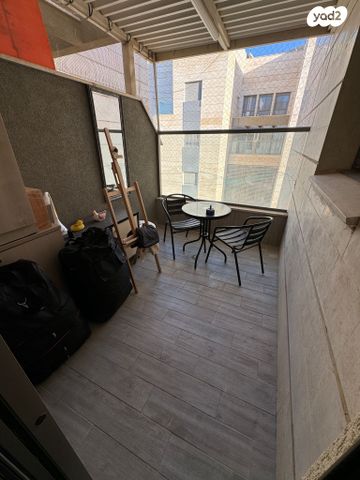 גג/ פנטהאוז, נתיבות