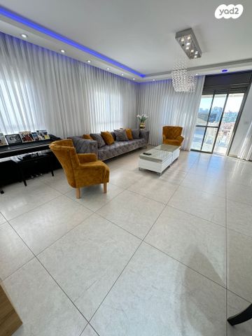 גג/ פנטהאוז, נתיבות