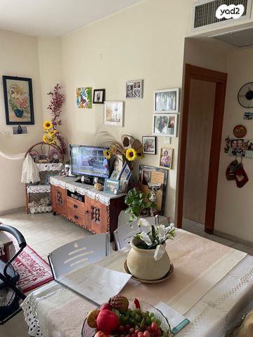 דירה, אהרון קרון, ראשונים, ראשון לציון