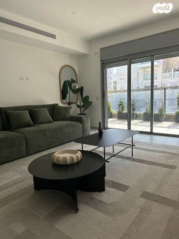 דירה, צור יצחק