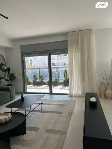 דירה, צור יצחק