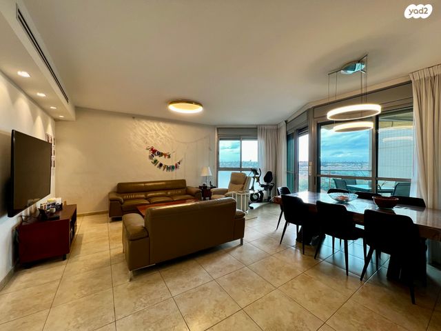 דירה, טווס, הוד השרון