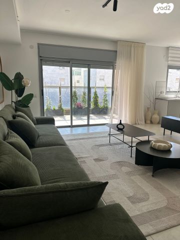 דירה, צור יצחק