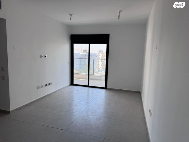 דירה, קריניצי, שכונת בן גוריון, מרכז העיר ג', רמת גן