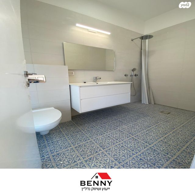 דו משפחתי, תל מונד