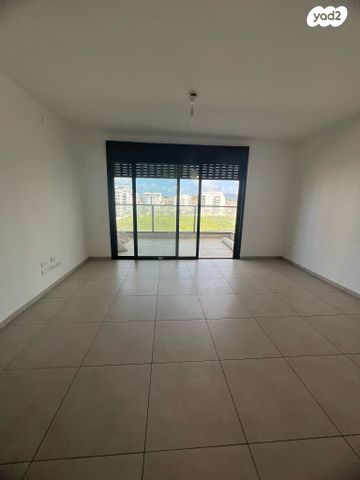 דירה, הצנחנים, אריק שרון, נהריה