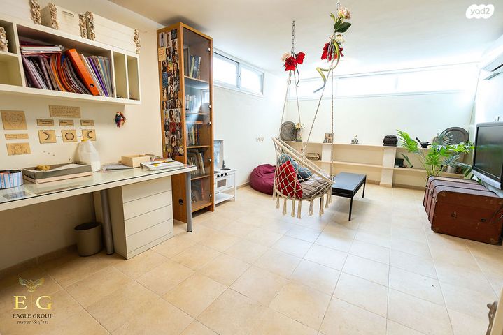 דו משפחתי, אבן גבירול, רחובות