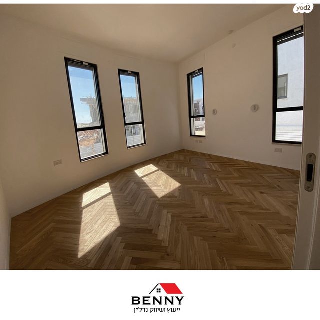 דו משפחתי, תל מונד