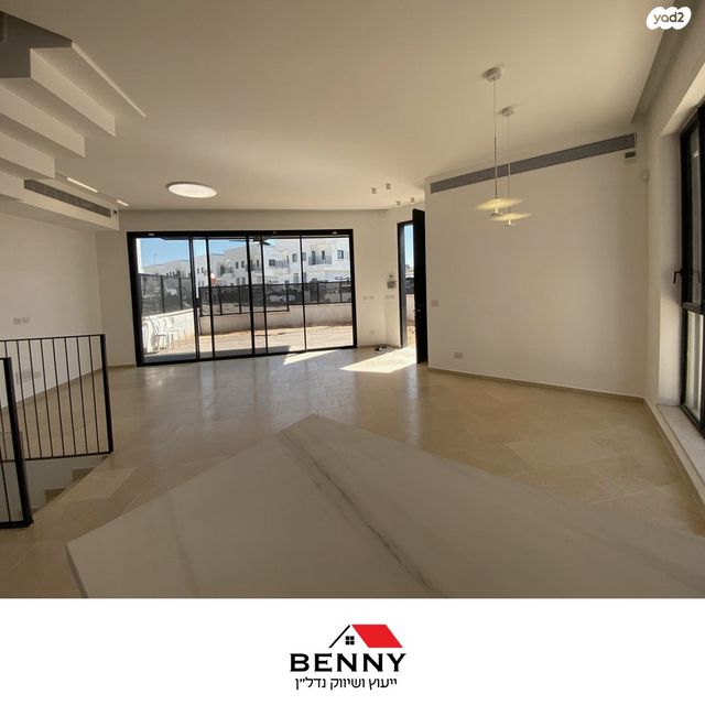 דו משפחתי, תל מונד