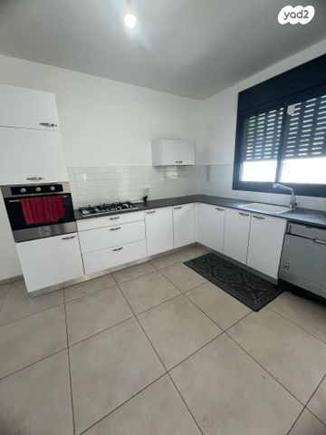 דירה, הצנחנים, אריק שרון, נהריה