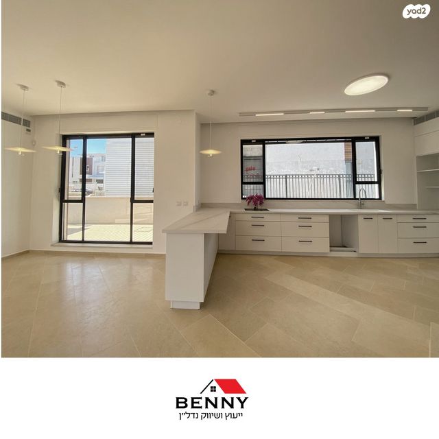 דו משפחתי, תל מונד