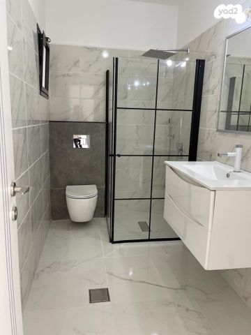 דו משפחתי, שערי תקווה