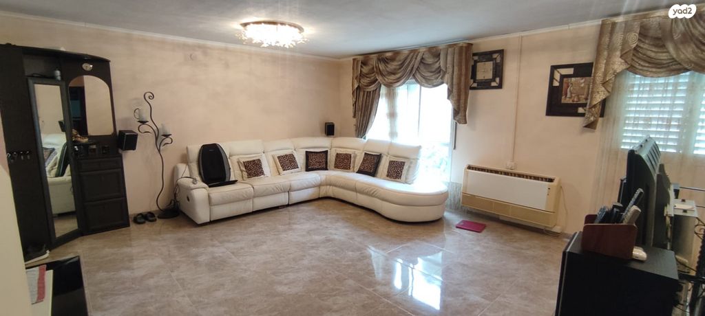 דו משפחתי, החסידה, עפולה