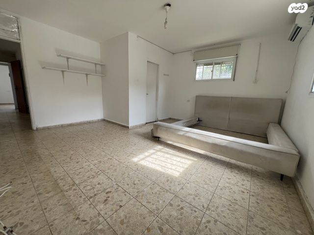 דירת גן, מעלה אדומים