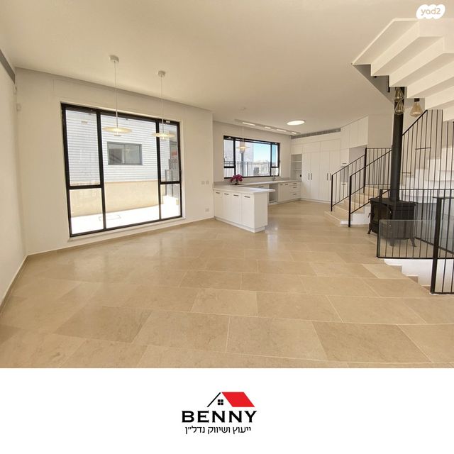 דו משפחתי, תל מונד