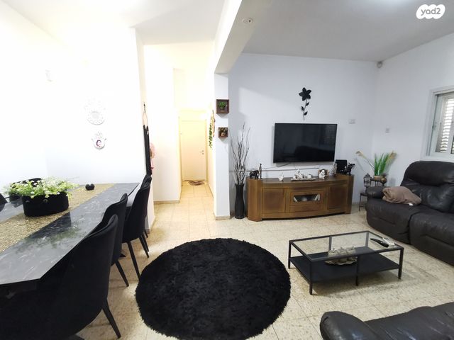 דירת גן, שלום אש, כפר סבא