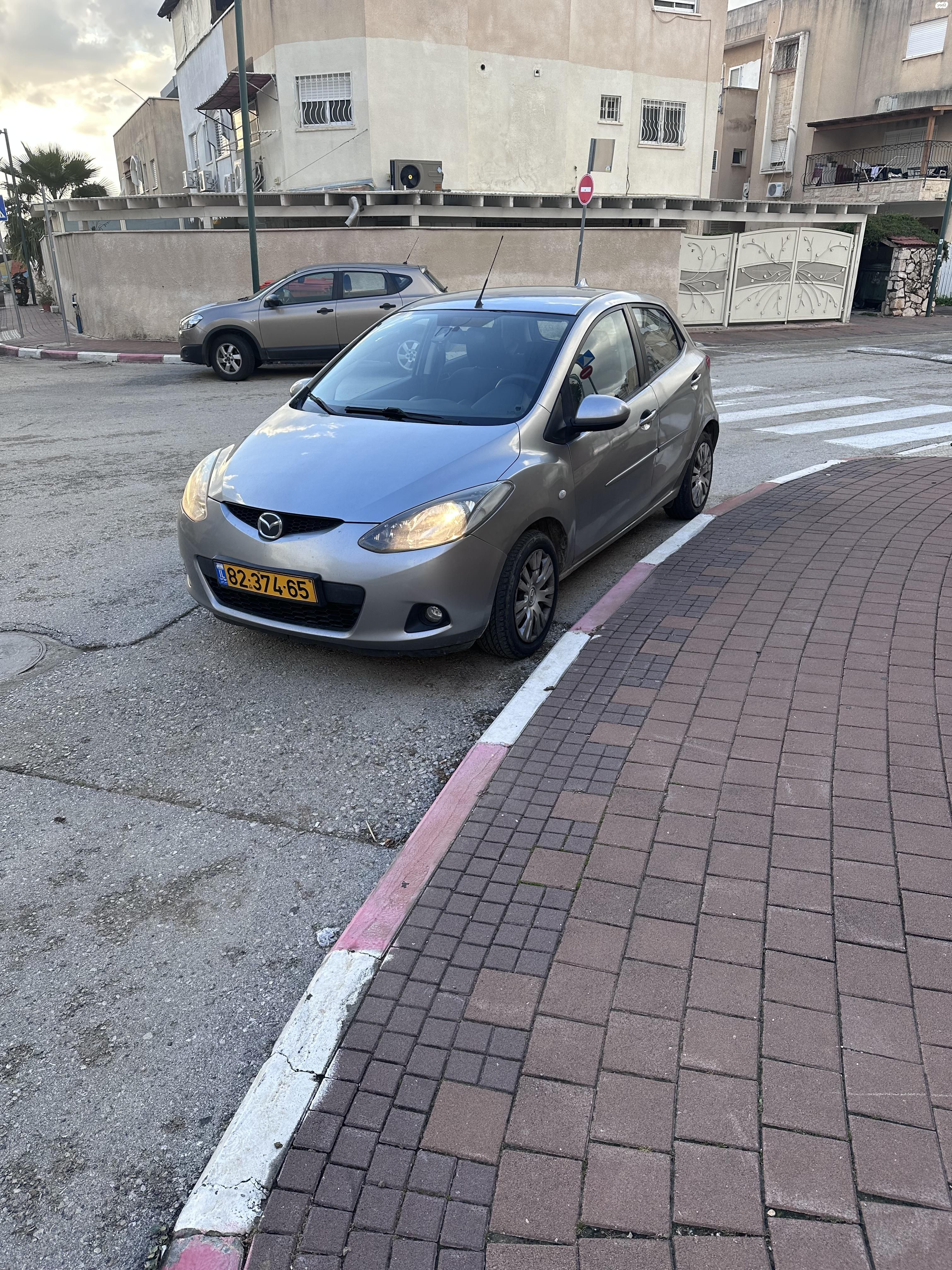 מודעת רכב מאזדה 2