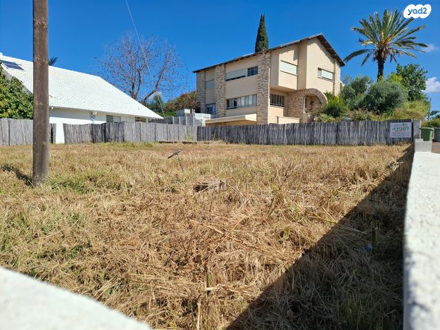 מגרשים, הגבעה, אבן יהודה