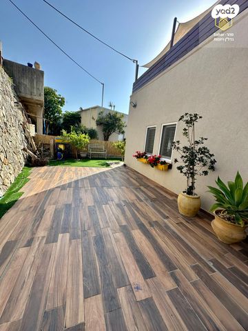 דו משפחתי, אלפי מנשה