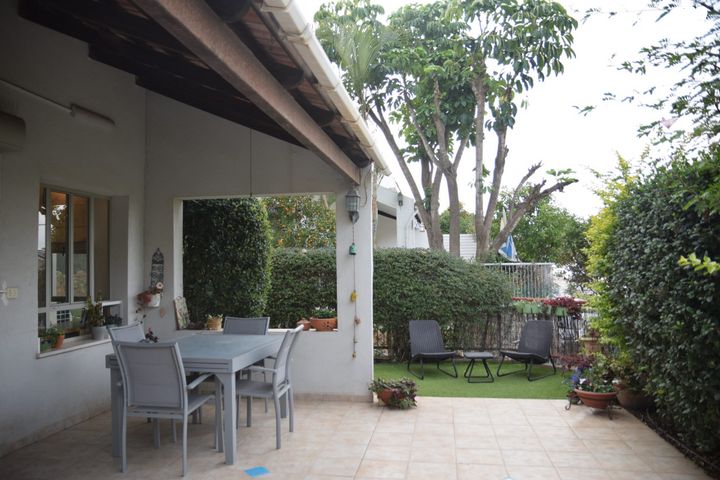 דו משפחתי, צוותא א, אלפי מנשה