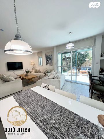 דו משפחתי, יעקב בר סימנטוב, גבעת אוויה, יהוד מונוסון