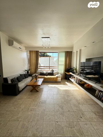 דופלקס, יוסף טרומפלדור, אושיות, רחובות