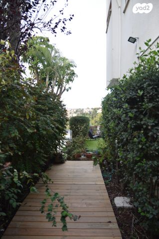 דו משפחתי, צוותא א, אלפי מנשה