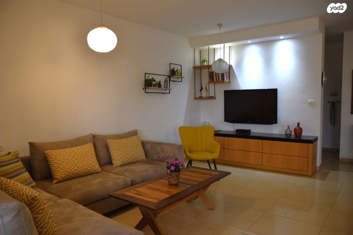 דו משפחתי, צוותא א, אלפי מנשה