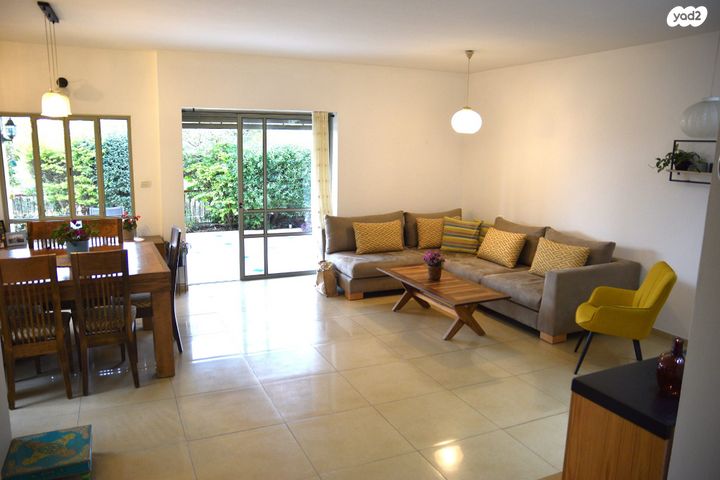 דו משפחתי, צוותא א, אלפי מנשה