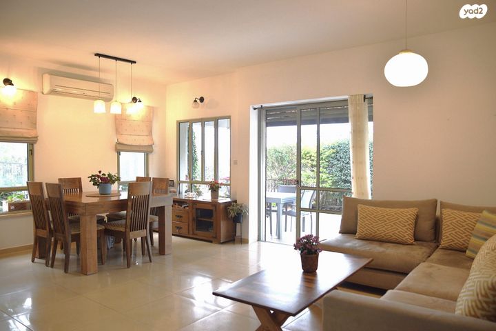 דו משפחתי, צוותא א, אלפי מנשה