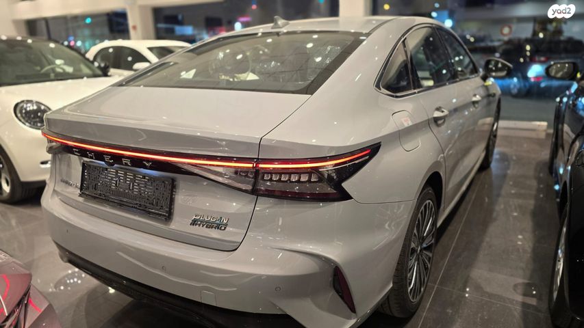 צ׳רי אריזו 8