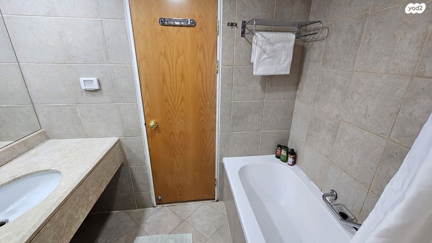 דירה, הפסגה 1, שורש, שורש