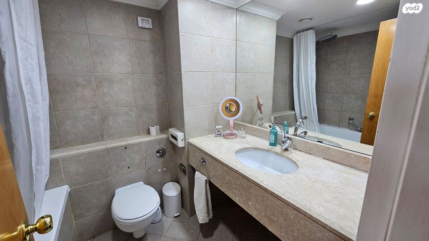 דירה, הפסגה 1, שורש, שורש